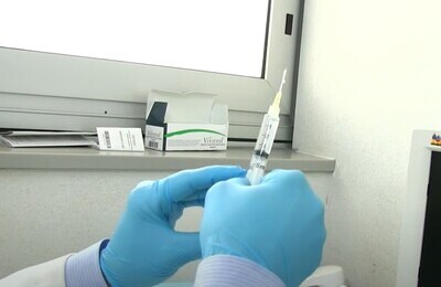 Проведение кодирования Вивитролом в Изобильном Шприц с Вивитролом в руках у врача